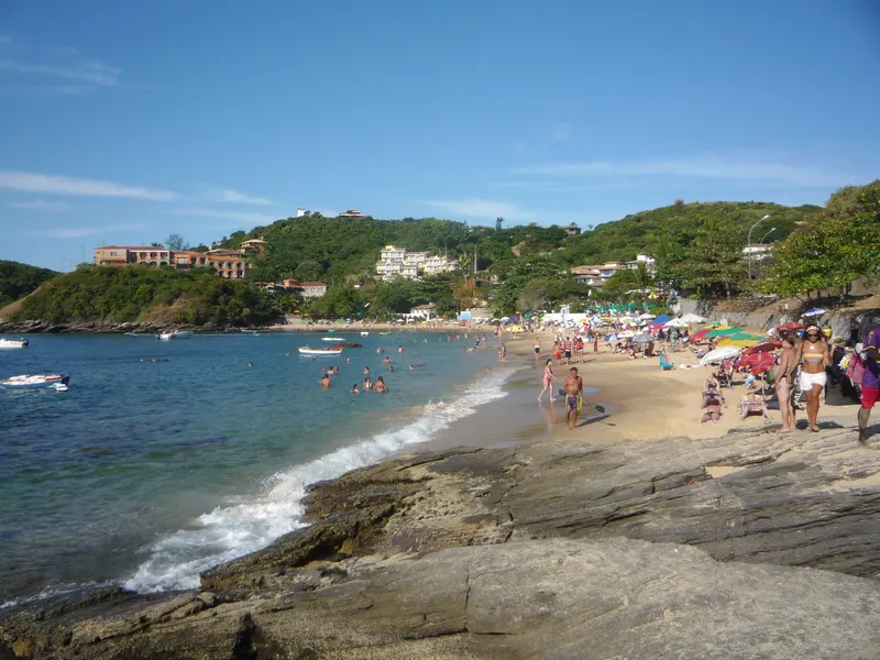 Praia de João Fernandes e a costa rochosa em Armação dos Búzios