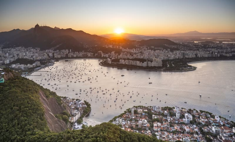 Rio de Janeiro e suas baías vistos do Pão de Açúcar ao pôr do sol